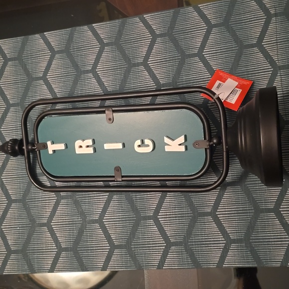 GREEN AND BLACK HALLOWEEN DECOR TRICK OR TREAT - Picture 2 of 13